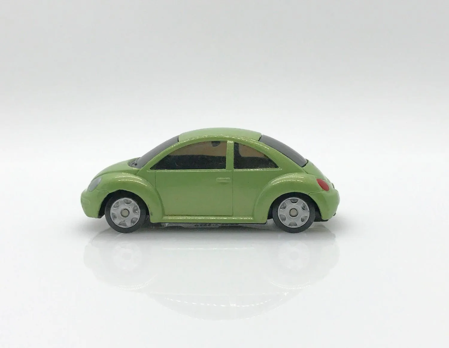 Maisto Pale Green Volkswagen New Beetle